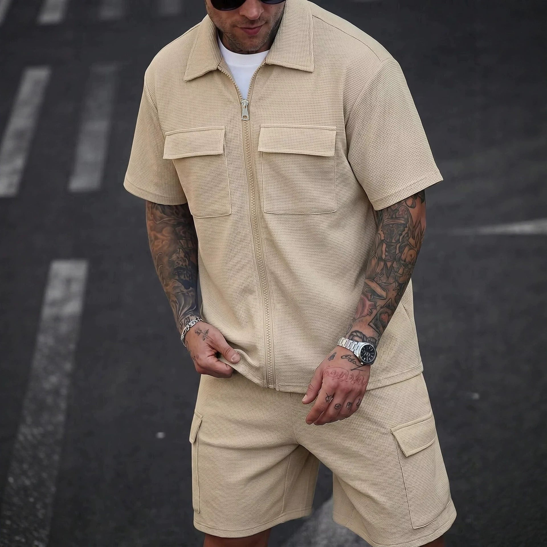 Conjunto de verano para hombre en tejido waffle color beige con chaqueta de cremallera y pantalones cortos.