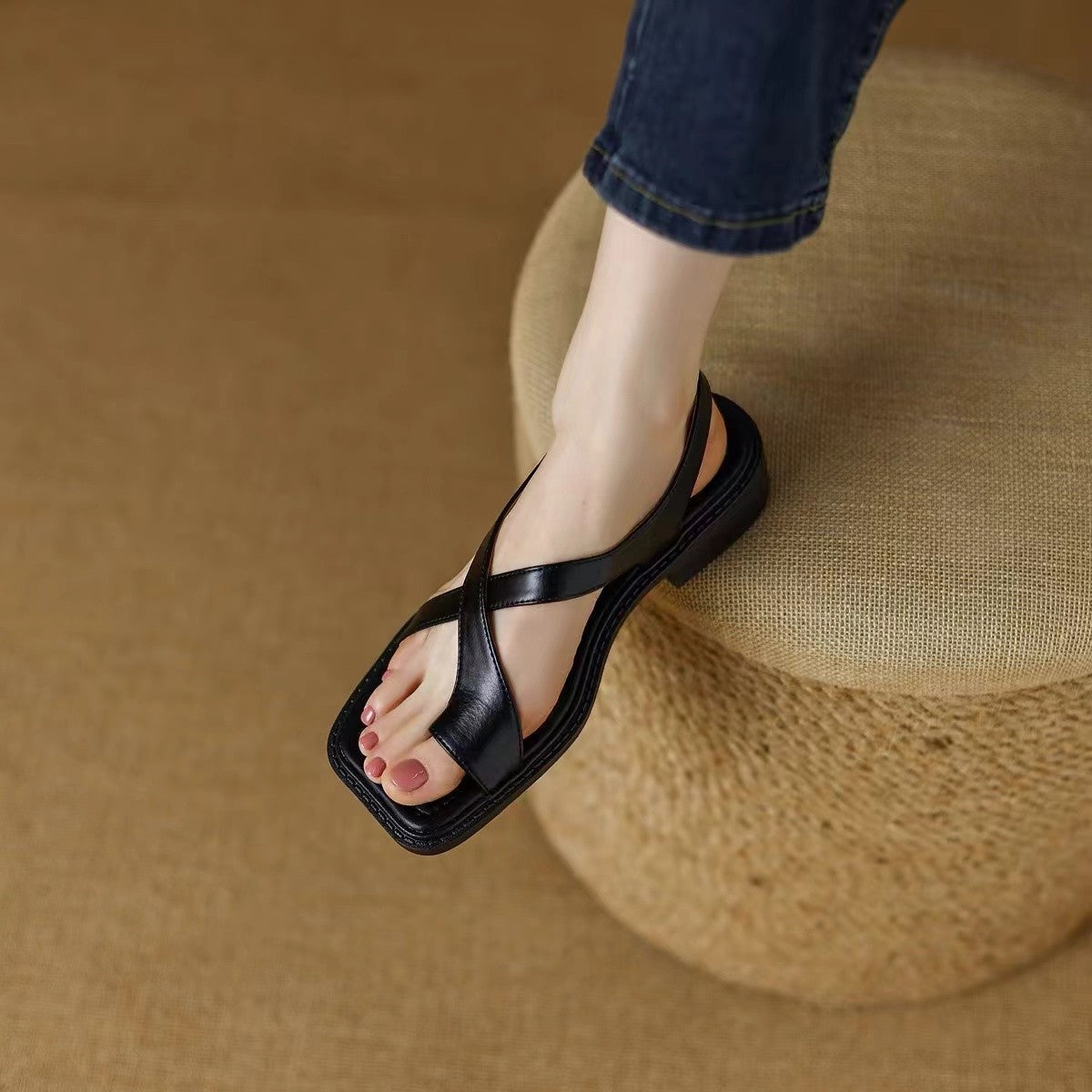 Sandalias de dedo retro francesas para mujer en color negro, diseño plano con punta cuadrada y correas cruzadas.
