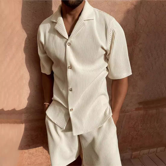 Conjunto de verano para hombre en pana beige con camisa de manga corta, cuello solapa y pantalones cortos.