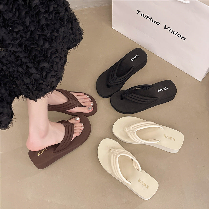 Sandalias de cuña para mujer con plataforma de playa en colores marrón, negro y crema con suela antideslizante.