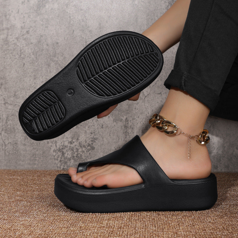 Chanclas de playa de mujer en color negro con suela gruesa antideslizante de EVA y diseño ergonómico ligero.