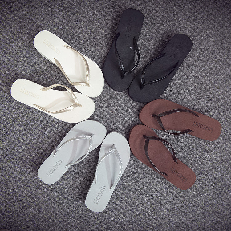 Chanclas de mujer con cuña media y tiras finas en colores negro, blanco, gris y marrón para playa o verano.