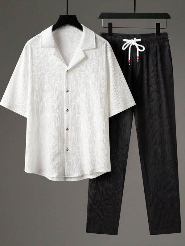 Conjunto casual de lino para hombre con camisa blanca de manga corta y pantalón negro con cordón ajustable.