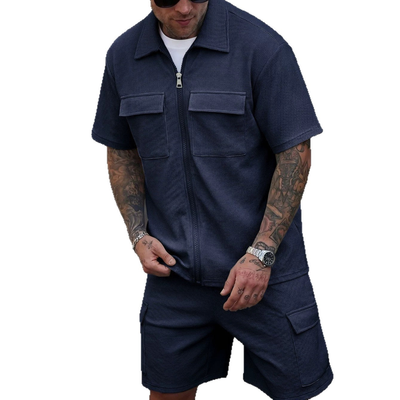 Conjunto azul marino para hombre con cárdigan de cremallera y pantalones cortos en tejido waffle transpirable.