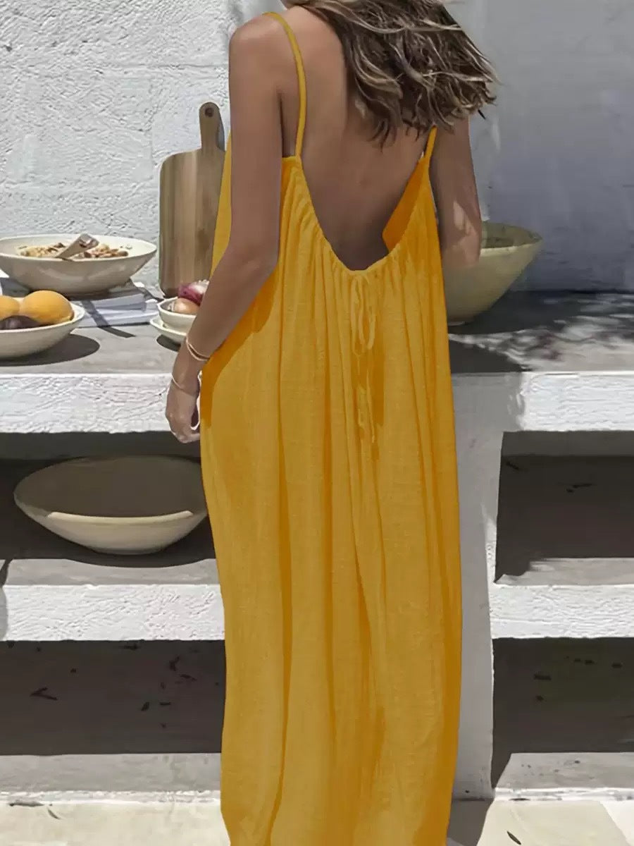 Vestido largo amarillo con espalda abierta y tirantes finos, estilo fluido y relajado para verano.