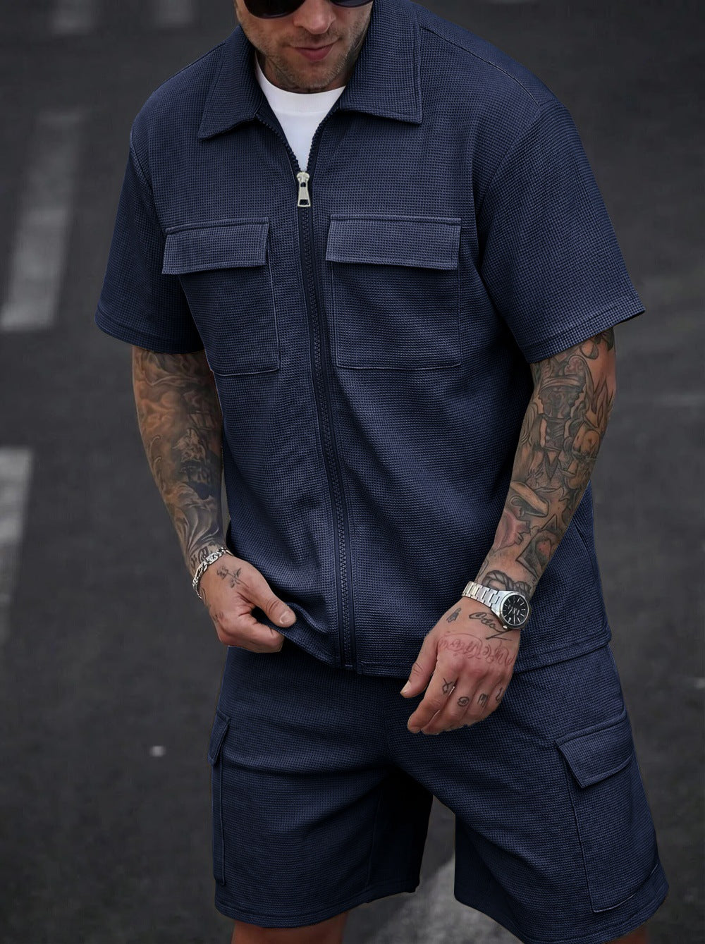 Conjunto casual azul marino para hombre con cárdigan de cremallera y shorts en tejido waffle transpirable.