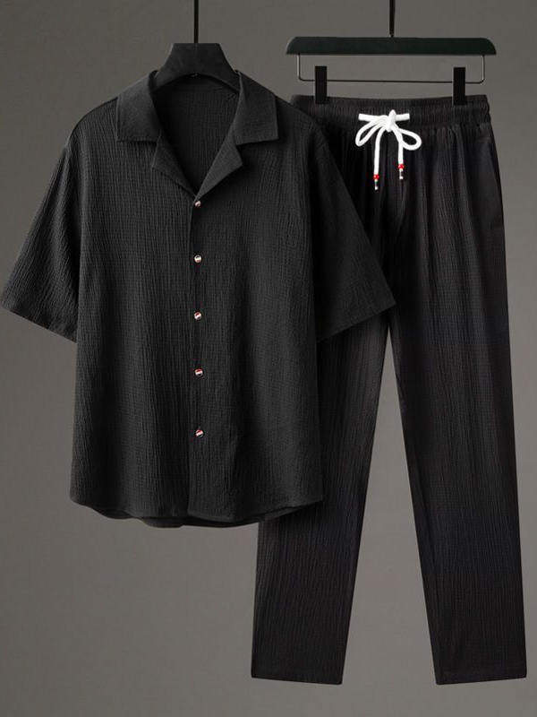 Conjunto de lino y algodón para hombre en color negro con camisa de manga corta y pantalón con cordón ajustable.