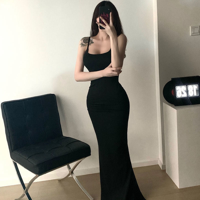 Vestido midi negro ajustado de tirantes con escote redondo y dobladillo estilo cola de pez en tejido de punto.