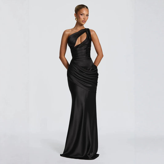 Vestido de noche negro corte sirena con diseño asimétrico de un hombro y elegante efecto drapeado en la cintura.