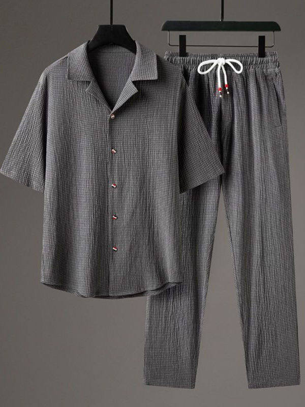 Conjunto de lino y algodón gris para hombre con camisa de manga corta y pantalón largo con cordón ajustable.