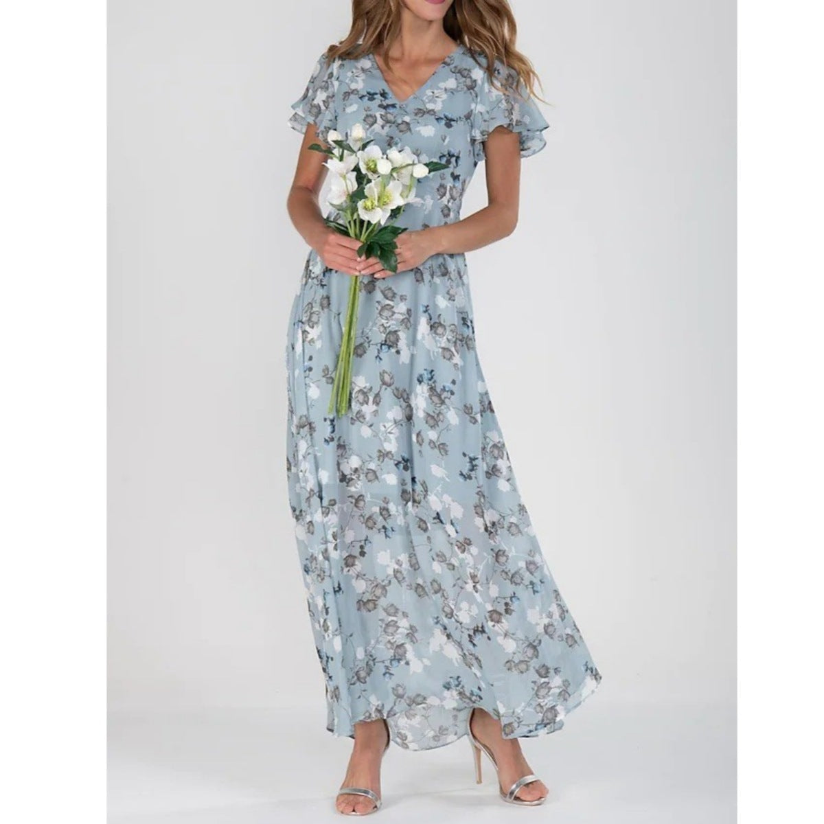 Vestido largo de gasa azul con estampado floral, escote en V y volantes elegantes para verano y eventos.