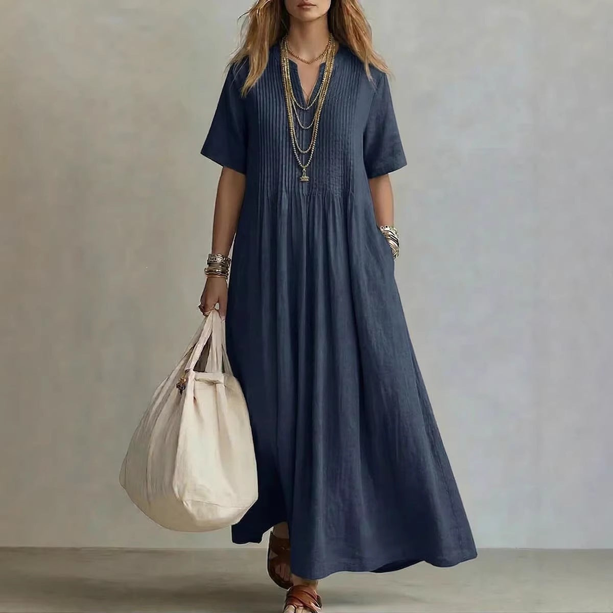 Vestido largo ZYVA azul marino de algodón y lino, diseño plisado con cuello en V y manga corta para verano.