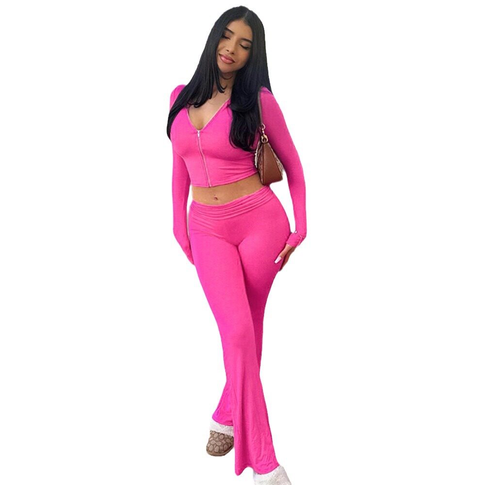 Chándal de mujer fucsia con sudadera de cremallera corta y pantalones de talle alto con corte acampanado.
