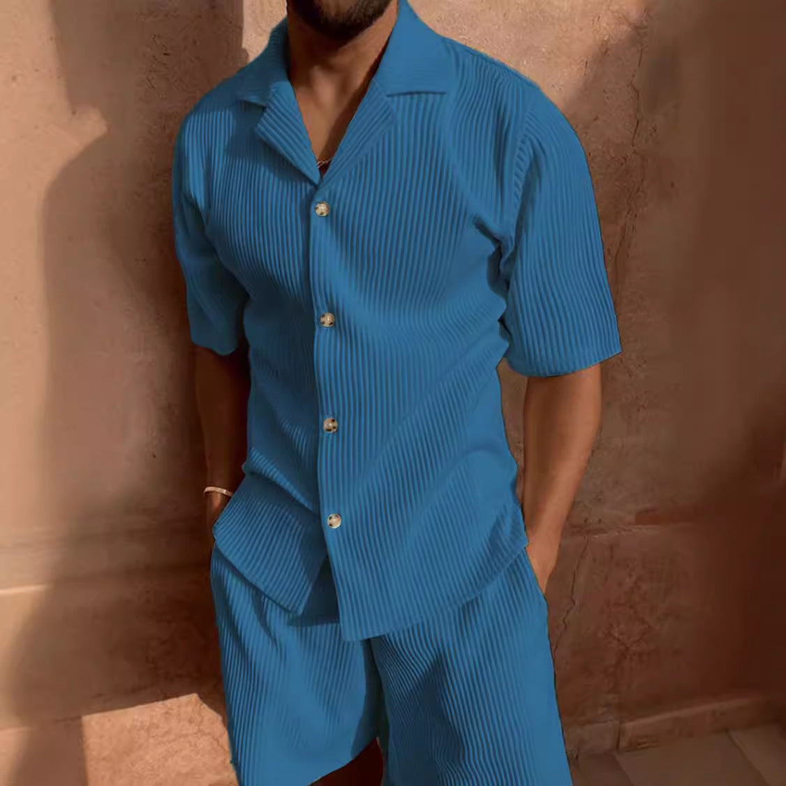 Conjunto casual de pana azul para hombre con camisa de cuello solapa y pantalones cortos coordinados de textura premium.